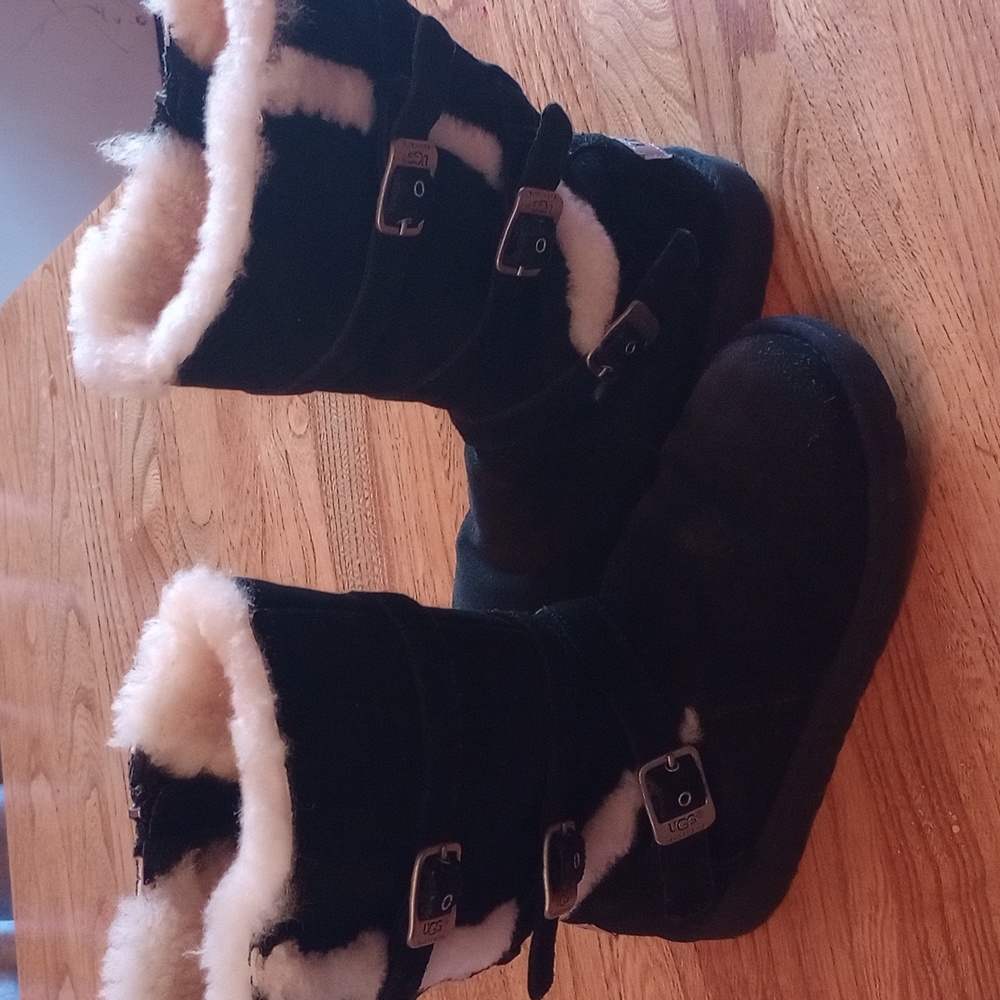 UGG Bailey LIKE NEW!! Three Buckle Black Boots size 4 - Picture 8 of 8